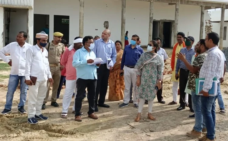 बलरामपुर के थारू संस्कृति संग्रहालय इमिलिया कोडर का निरीक्षण करती सीडीओ रिया केजरीवाल।