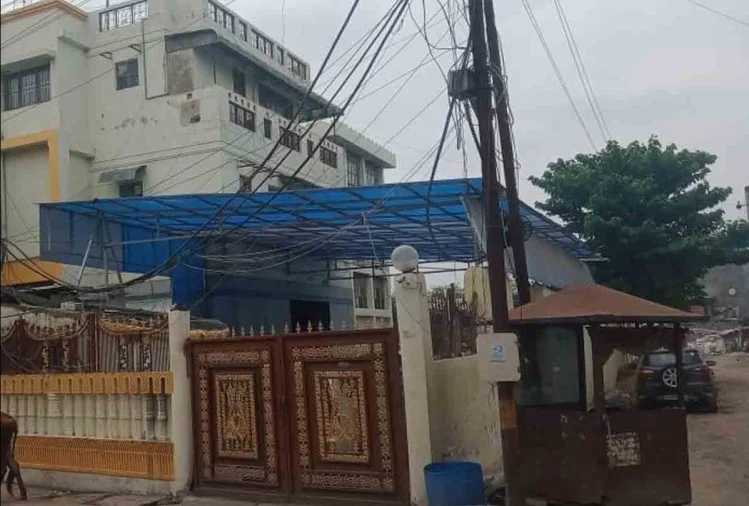 इसी घर में मौजूद है सीबीआई की टीम।